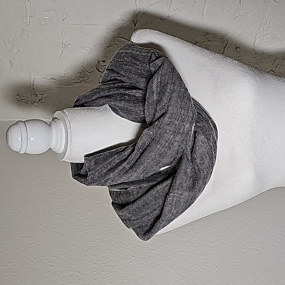 Shawl Wrap Scarf Muffler White Black Herringbone Soft Fringe Warm Cozy - Picture 2 of 9